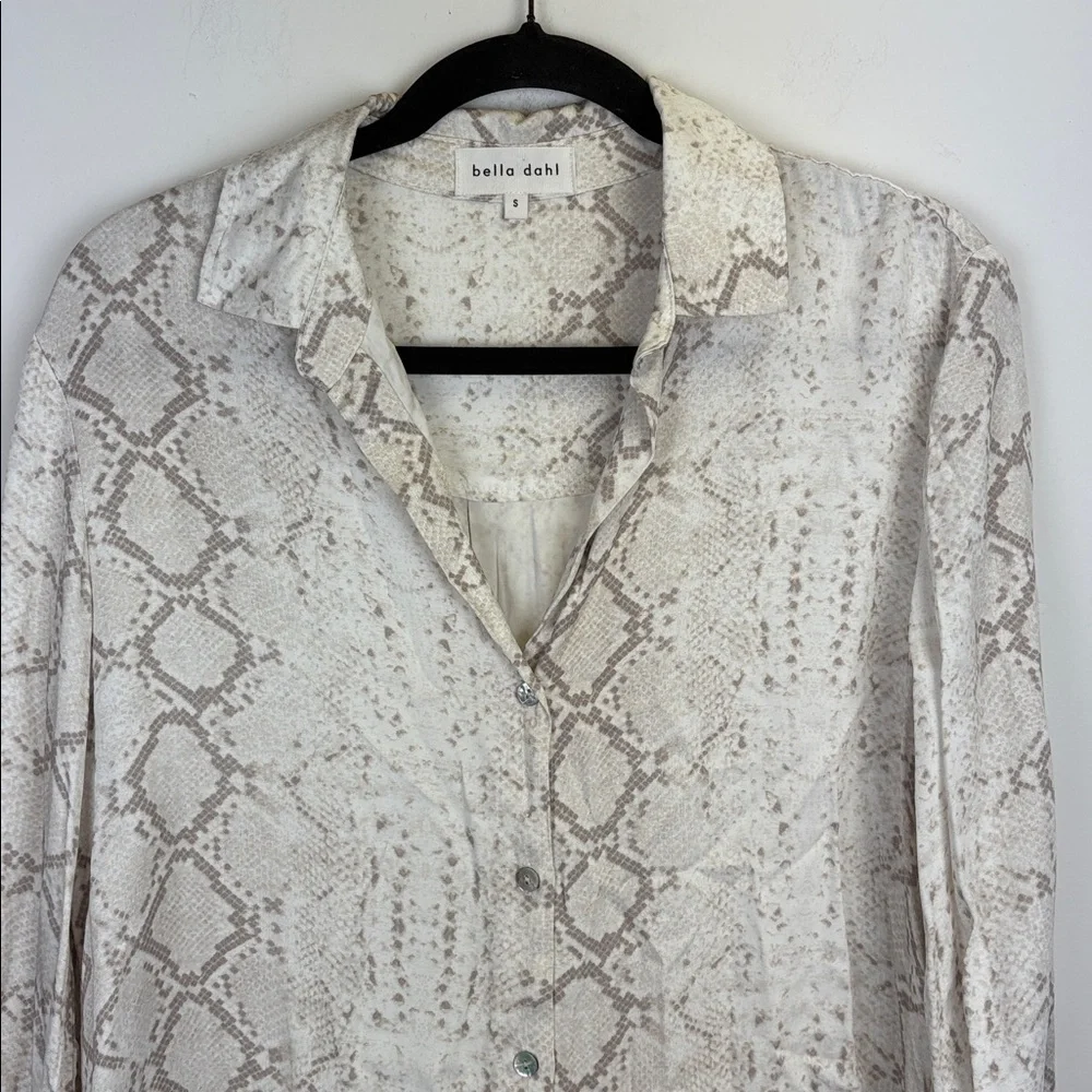 Bella Dahl Beige Snake Print Soft Button Down Shirt Size small - Picture 4 of 9